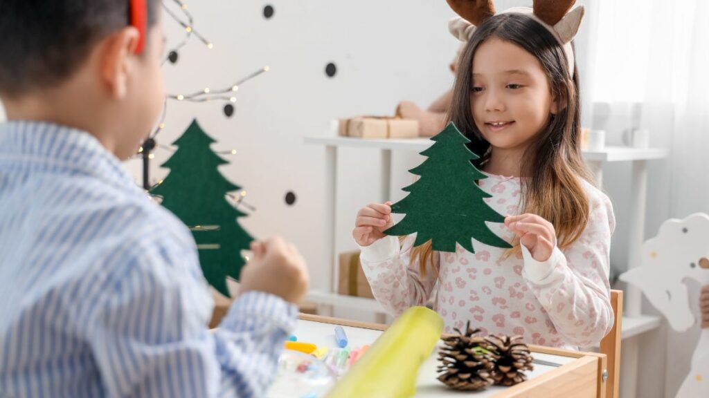 Manualidades navideñas adornos para el árbol y tarjetas de felicitación