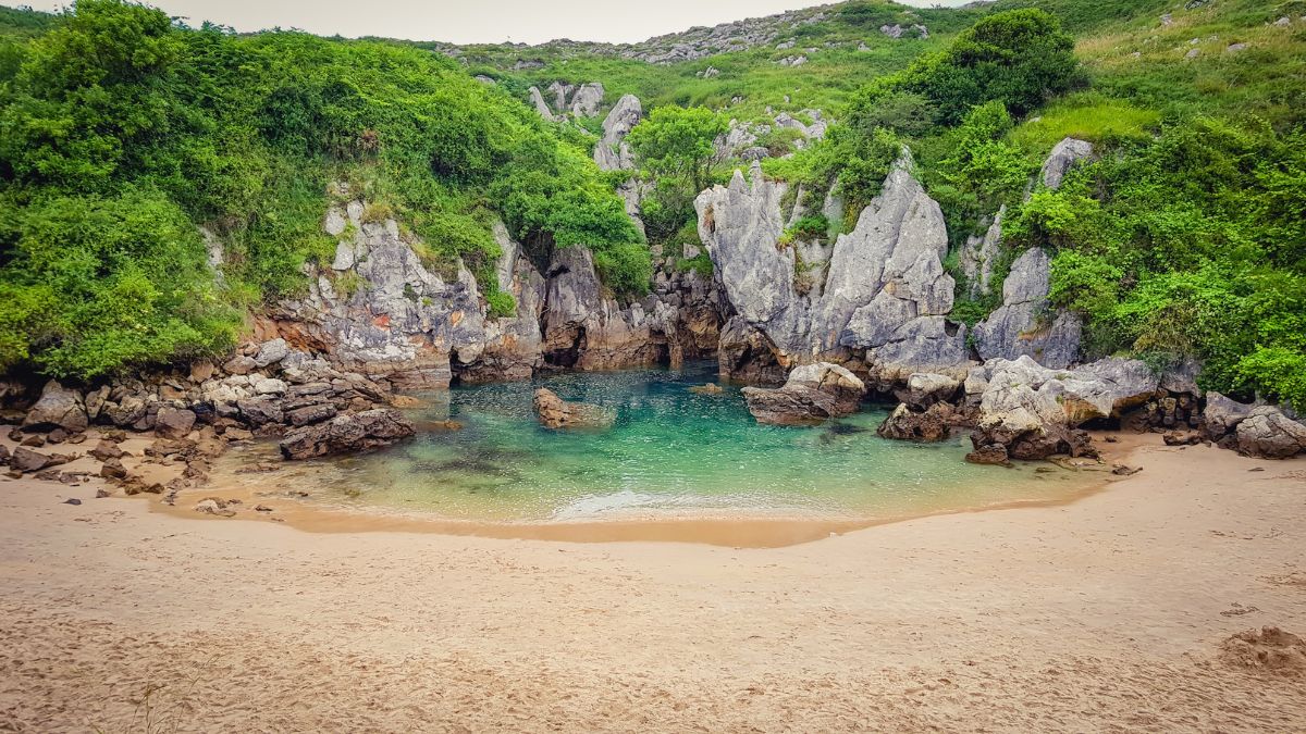 Playa de Gulpiyuri, Llanes (Asturias)